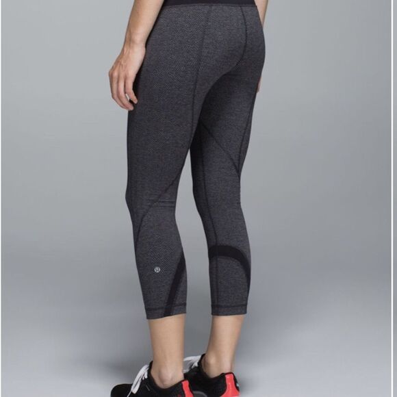 Lululemon Run: Inspire Crop II All‎ Luxtreme Size 6 Giant Herringbone Black - Picture 2 of 12